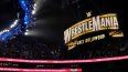 Un cartel de WrestleMania cuelga sobre la multitud durante un evento de WWE el lunes 6 de marzo de 2023 en Boston.