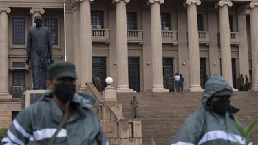 Soldados del ejército hacen guardia tras retirar a manifestantes y tiendas de un campamento de protesta en el exterior de la sede de la presidencia en Colombo, Sri Lanka, el 22 de julio de 2022.&nbsp;