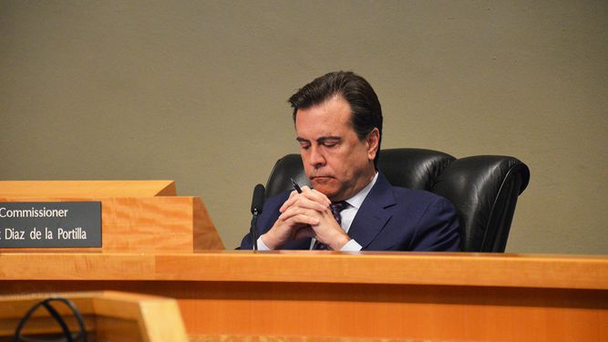 Comisionado de Miami Alex Díaz de la Portilla, durante una sesión del órgano legislativo municipal.