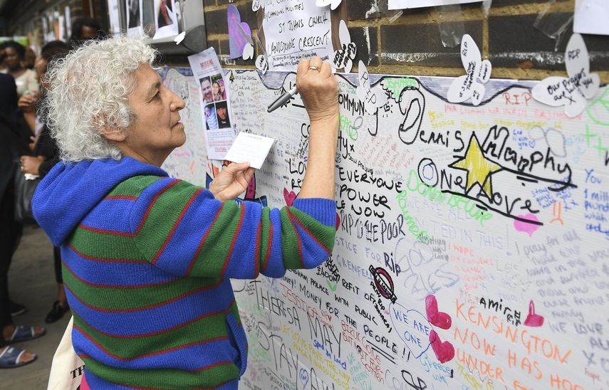Vecinos escriben mensajes de condolencias y apoyo a víctimas del incendio de la&nbsp;torre&nbsp;Grenfell&nbsp;en el centro deportivo de West Gate en Londres.
