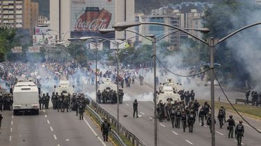 El medio señala que el régimen de Maduro se ha encargado de envolver en balas de gomas y gases lacrimógenos a los manifestantes opositores