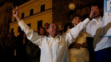 Un grupo de personas se reúne para celebrar el nuevo acuerdo de paz entre el Gobierno de&nbsp;Colombia&nbsp;y las FARC este sábado 12 de noviembre de 2016, en la Plaza de Bolívar de Bogotá, Colombia.