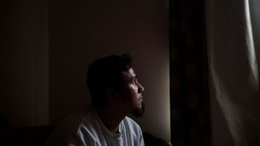 En imagen del viernes 3 de abril de 2020, Jos&eacute; Mart&iacute;nez, que se dedica a pintar casas, mira por la ventana en su hogar en Greenfield, Massachusetts,&nbsp;es uno de los millones de inmigrantes que radican enEstados Unidos sin autorizaci&oacute;n legal, pero que trabajan en el pa&iacute;s y que pagan impuestos.