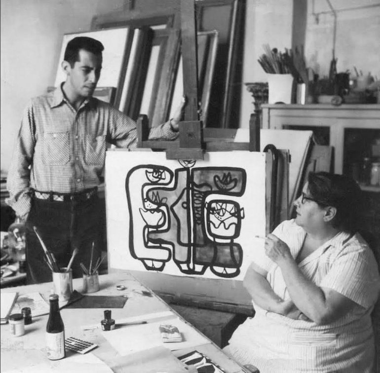 Manuel Reguera Saumell con Amelia Peláez en el estudio de la pintora.
