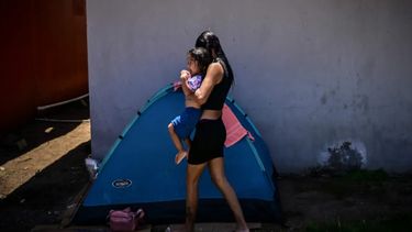 Una mujer migrante acampa con su hija mientras espera tomar un barco hacia Colombia en Miramar, cerca de Palenque, Panamá, el 5 de marzo de 2025. Los gobiernos centroamericanos dicen que están intentando organizar la migración inversa