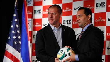 El técnico del Cosmos Giovanni Savarese junto a su homólogo de la selección cubana, Walter Benítez (EFE)