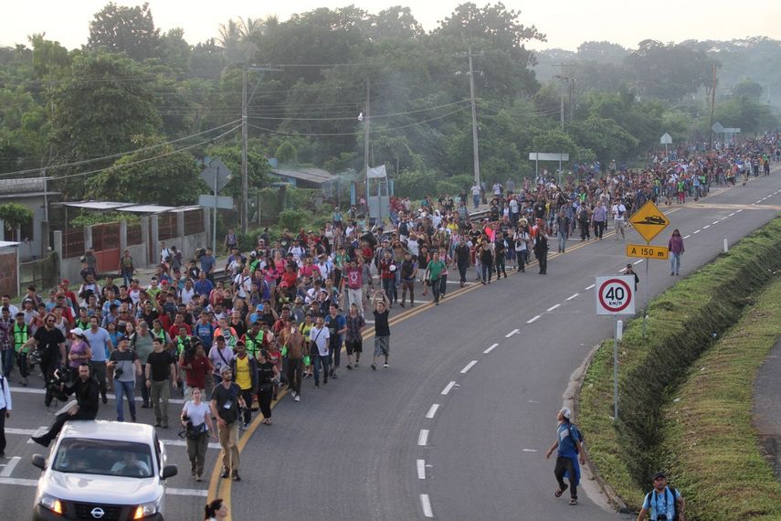 Más de&nbsp;2.200 migrantes se mantienen en el puente fronterizo entre México y Guatemala.