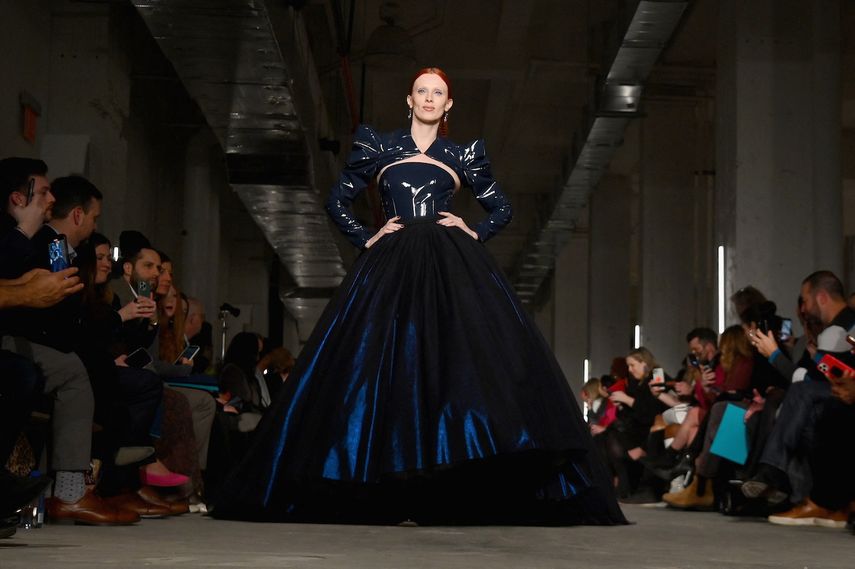El azul medianoche y el negro protagonizaron el desfile de Christian Siriano en la Semana de la Moda de Nueva York.&nbsp;