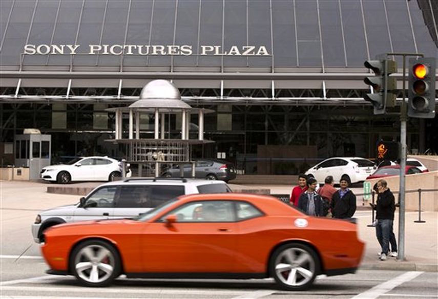 Vehículos pasan por el edificio Sony Pictures Plaza en Culver City, California. (AP) 
