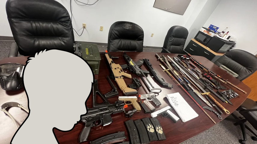 Arsenal que la policía halló en casa del menor arrestado.