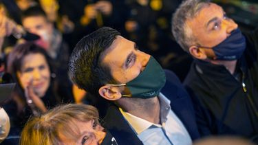 Novak Djokovic (centro) fotografiado a su llegada a un restaurante de su familia en Belgrado para celebrar su 311ma semana como número uno del mundo, un nuevo récord, el 8 de mazo del 2021