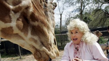 La actriz estadounidense Donna Douglas durante una visita al Zoológico Audubon en New Orleans, 2009. (AP). 