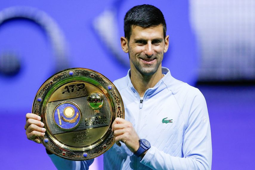 Novak Djokovic posa con el trofeo de campeón del Abierto de Astana tras vencer a Stefanos Tsitsipas en la final, el 9 de octubre de 2022.&nbsp;