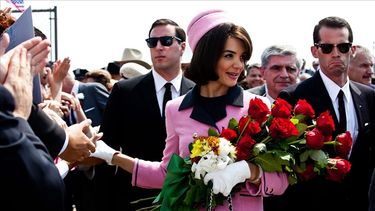 katie holmes regresa a encarnar a jackie kennedy onassis