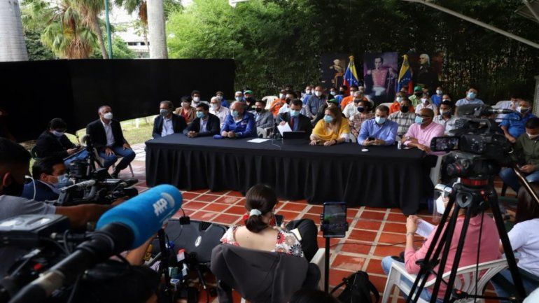 El presidente encargado de Venezuela, Juan Guaidó, exhorta a suscribir el Acuerdo de Salvación Nacional en conferencia de prensa en Caracas.