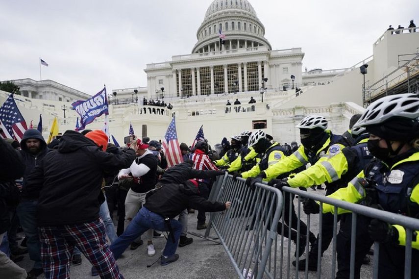 Vista parcial de manifestantes frente al Capitolio el 6 de enero de 2021.