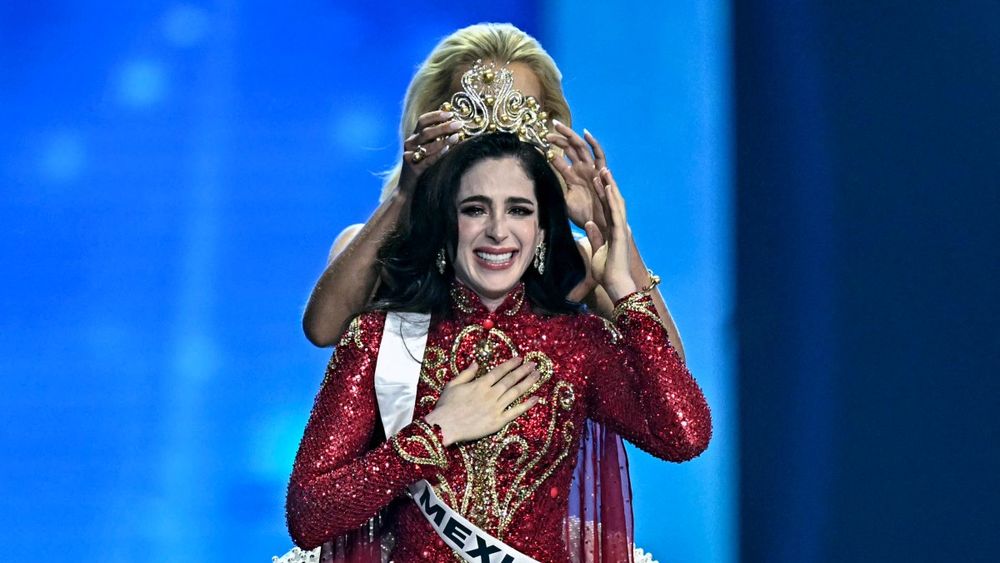 La mexicana Fatima Bosch (C) es coronada mientras celebra su victoria en el certamen de Miss Universo 2025 en Nonthaburi, al norte de Bangkok, el 21 de noviembre de 2025. La mexicana Fatima Bosch (C) es coronada mientras celebra su victoria en el certamen de Miss Universo 2025 en Nonthaburi, al norte de Bangkok, el 21 de noviembre de 2025.