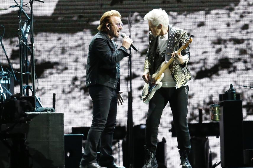 El cantante de la banda de rock irlandesa&nbsp;U2, Bono, y el bajista Adam Clayton, a la derecha de la imagen.&nbsp;