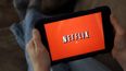 En esta fotograf&iacute;a de archivo del viernes 17 de enero de 2014, una persona muestra Netflix en una tableta en North Andover, Massachusetts.&nbsp; 