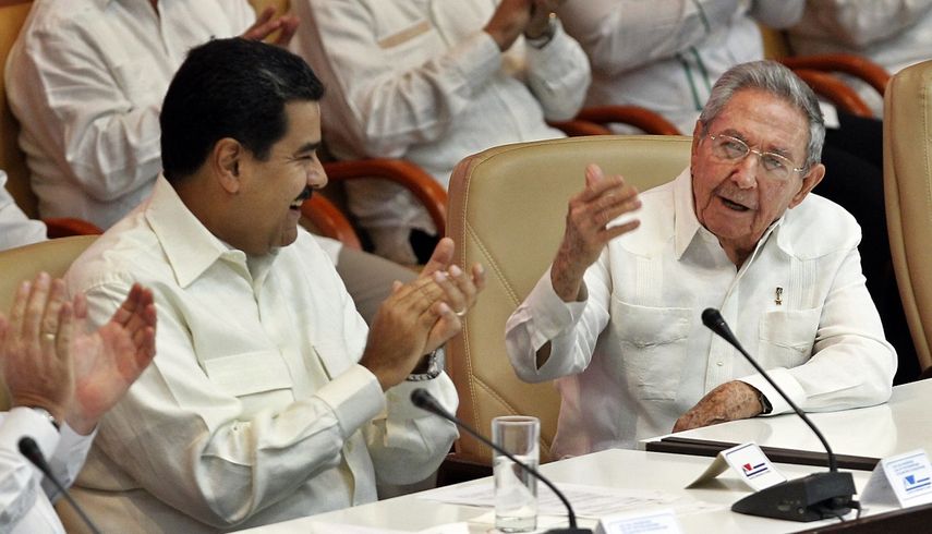 El presidente de Venezuela, Nicolás Maduro (izq.), junto al gobernante cubano, Raúl&nbsp;Castro&nbsp;(d), son vistos el 10 de abril de&nbsp;2017 en la clausura del XV Consejo Político del ALBA.