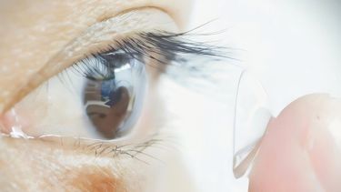 Participante del estudio colocándose lentes de contacto.