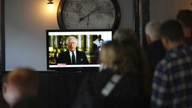 Personas ven el primer discurso del rey Carlos III a la nación como nuevo monarca tras la muerte de la reina Isabel II en la cantina The Prince Harry en Windsor, Inglaterra, el viernes 9 de septiembre de 2022.