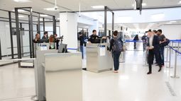 Zona de acceso de miembros del programa de viajeros confiables (Global entry) en el Aeropuerto Internacional de Miami. Zona de acceso de miembros del programa de viajeros confiables (Global entry) en el Aeropuerto Internacional de Miami.