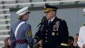 El general del ejército Mark Milley, jefe del Estado Mayor Conjunto de las Fuerzas Armadas, le da la mano a una cadete durante la ceremonia de graduación de la Academia Militar de EEUU en West Point, el 21 de mayo de 2022, en Nueva York.