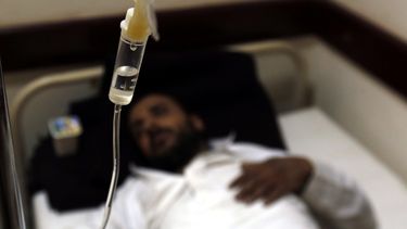 Un hombre recibe tratamiento contra el cólera en un hospital de Saná (Yemen).&nbsp;