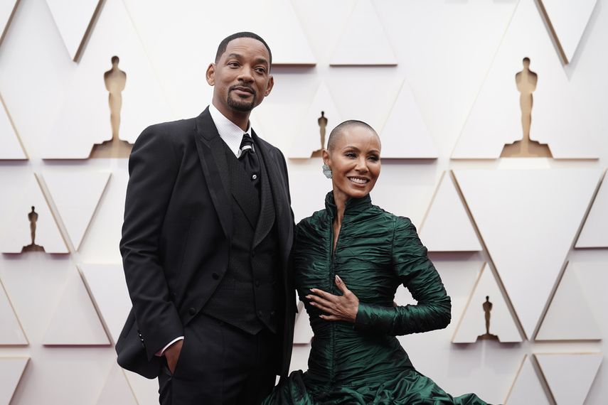 Will Smith y Jada Pinkett Smith llegan a los Oscar el 27 de marzo de 2022 en el Teatro Dolby de Los Ángeles. Pinkett Smith y su esposo Will Smith han tenido vidas completamente separadas desde 2016, dijo Pinkett Smith en una entrevista con Hoda Kotb.