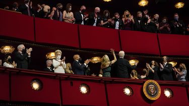 El presidente Joe Biden y la primera dama Jill Biden saludan a la multitud al llegar al 44ta entrega de los Premios del Centro Kennedy el domingo 5 de diciembre de 2021, en Washington.