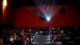 Público viendo una película a casi un año de que se cerraran las salas por la pandemia de COVID-19, en Buenos Aires, Argentina, el 3 de marzo de 2021.