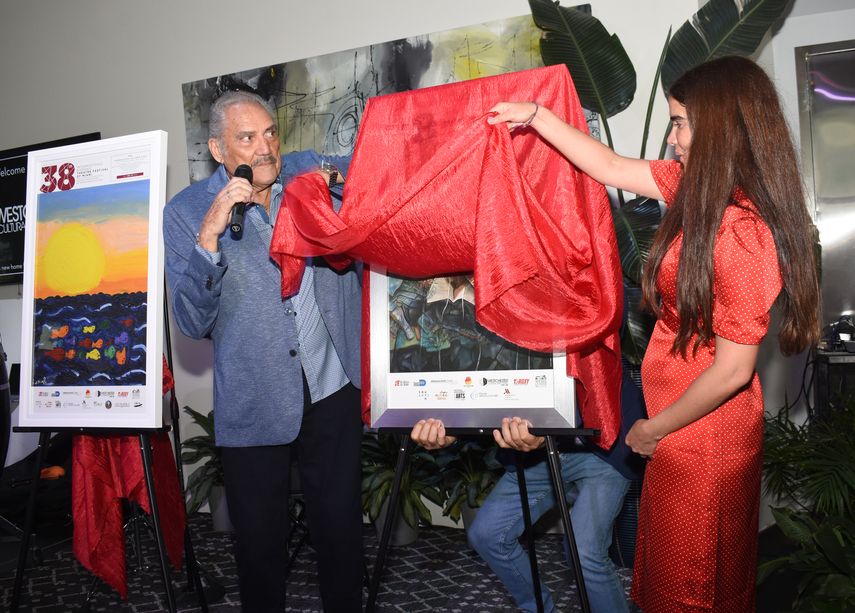 Mario Ernesto Sánchez y Claudia Tomas develan el póster oficial del Festival Internacional de Teatro Hispano (FITH) de Miami.