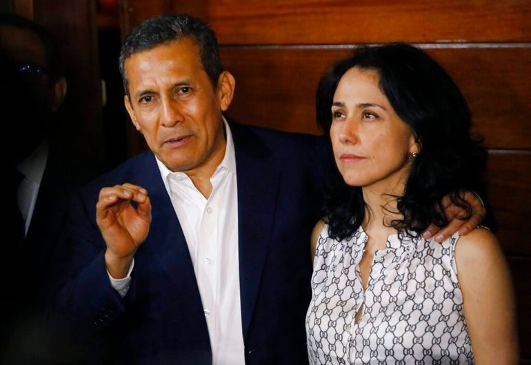El expresidente de Perú Ollanta Humala está acompañado por su esposa Nadine Heredia mientras habla con periodistas en la entrada de su casa después de que fueron liberados de prisión en Lima, Perú. La pareja irá a juicio el 21 de febrero de 2022 acusada de lavado de dinero en una organización criminal, el primer juicio por corrupción contra un expresidente en un caso vinculado con la constructora brasileña Odebrecht.
