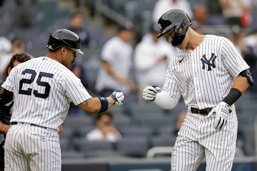Aaron Judge de los Yanquis de Nueva York celebra con Gleyber Torres tras su jonrón en el cuarto episodio en el primer duelo de una doble cartelera ante los Mellizos de Minnesota el miércoles 7 de septiembre del 2022.&nbsp;