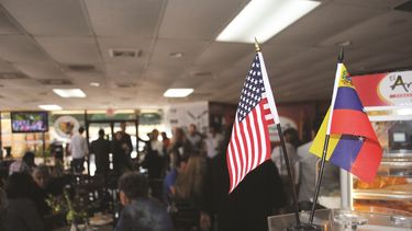Un grupo de personas se reúnen en un conocido restaurante de la ciudad de Doral, en Florida, al que acuden regularmente los emigrados venezolanos.