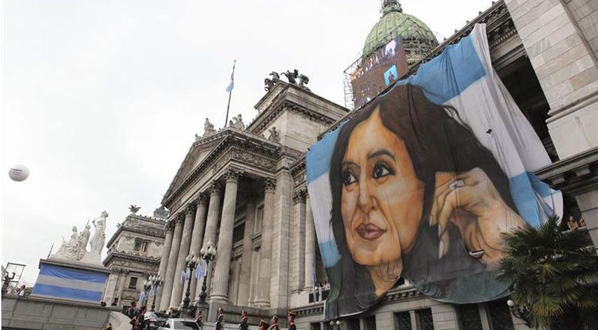A pesar de la baja popularidad del gobierno argentino, un 71% de los consultados se inclina a favor del sistema democrático. (EFE)