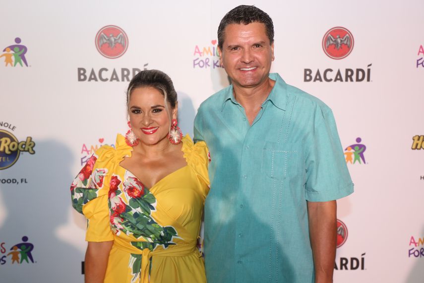 María Fernanda López junto a su invitado posan a su llegada a la gala benéfica anual organizada por la fundación Amigos For Kids el 30 de septiembre de 2023.