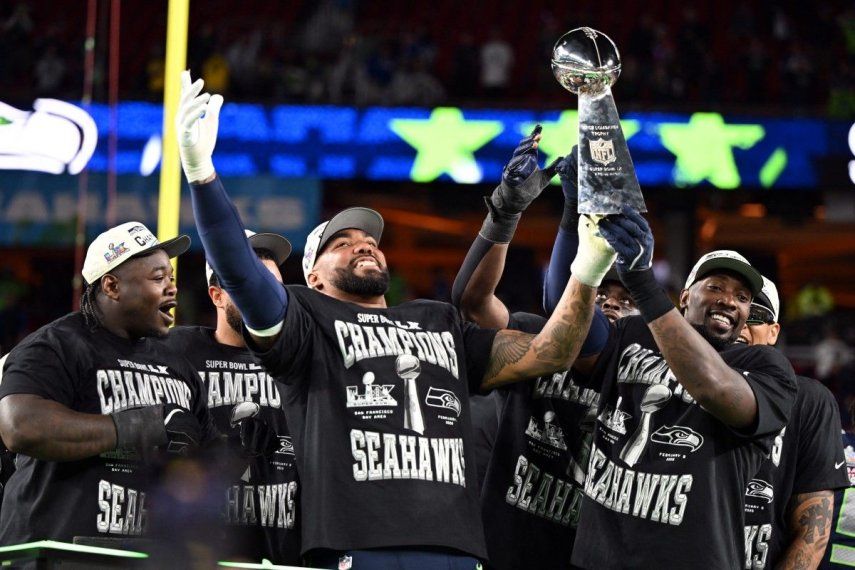 Los jugadores de los Seahawks de Seattle celebran con el Trofeo Vince Lombardi después de derrotar a los Patriots de Nueva Inglaterra durante el Super Bowl LX en el Levis Stadium en Santa Clara, California, el 8 de febrero de 2026.
