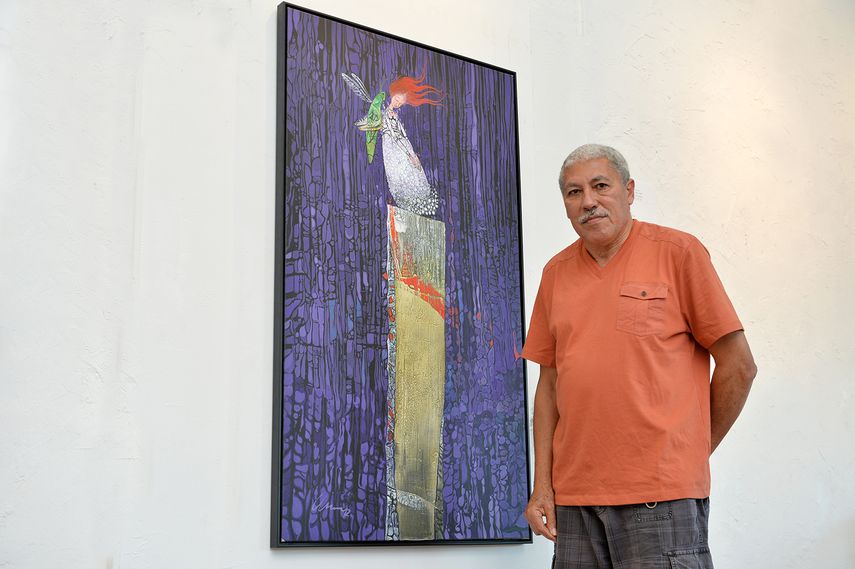 El artista, junto a la pieza Lidia y los grillos. (Álvaro Mata)