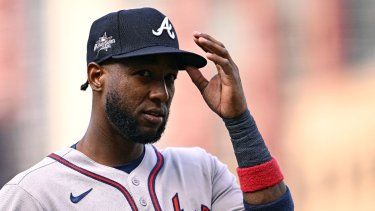 Jurickson Profar, número 7 de los Bravos de Atlanta, observa durante la primera entrada contra los Padres de San Diego en el Petco Park el 30 de marzo de 2025 en San Diego, California. La MLB suspendió al toletero de los Bravos de Atlanta, Jurickson Profar, por 80 juegos el 31 de marzo de 2025 tras dar positivo por la gonadotropina coriónica (hCG), un medicamento para mejorar el rendimiento.&nbsp;