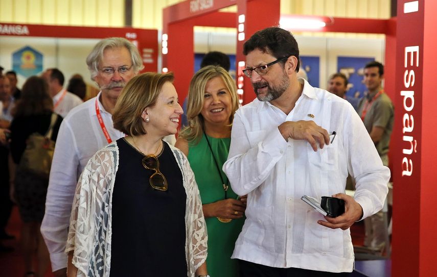 La secretaria de Estado de Comercio de España,&nbsp;María&nbsp;Luisa&nbsp;Poncela&nbsp;(izq.), conversa con el embajador español en Cuba, Juan José Buitrago (der.), el miércoles 01 de noviembre, en el pabellón español en la 35 edición de la Feria Internacional de La Habana (FIHAV 2017).&nbsp;