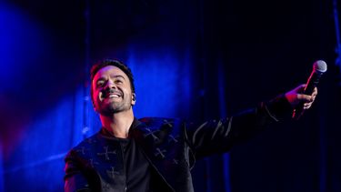 Ha iniciado su primer concierto con Imposible, un tema de su último lanzamiento, que vio la luz el pasado mes de febrero, después de cinco años desde el álbum anterior.