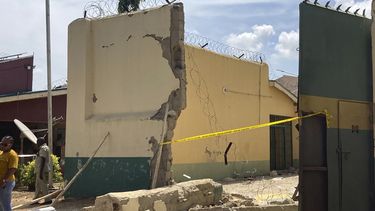 Muros destruidos en la prisión de Kuje en Abuya, Nigeria, tras un ataque rebelde el miércoles 6 de julio de 2022. 