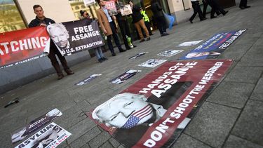 En abril pasado, varias personas mostraban carteles en apoyo al fundador del portal WikiLeaks,&nbsp;Julian&nbsp;Assange, frente al Tribunal de Westminster, en Reino Unido.&nbsp;