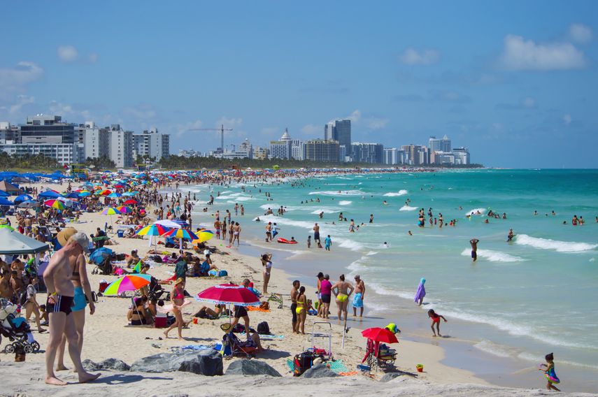 Miami Beach, Florida, playa llena de turistas.
