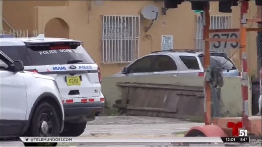 Autos policiales vistos en el área donde se desarrollaba la búsqueda de los sospechosos del robo de un auto a mano armada en Miami.