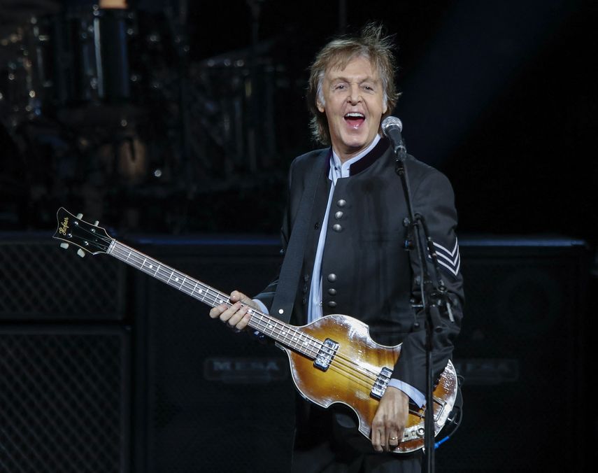En esta foto de archivo tomada el 27 de julio de 2017, el músico británico Paul McCartney se presenta durante un concierto como parte de su gira One on One en el Hollywood Casino Amphitheater en Tinley Park, Illinois.