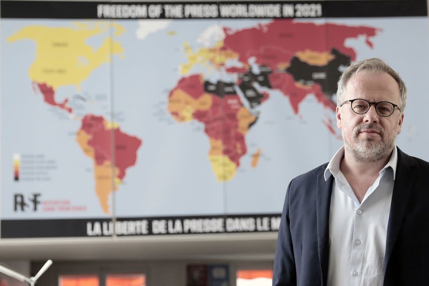 Christophe Deloire, titular de Reporteros Sin Fronteras, muestra el mapa de la libertad de prensa mundial 2021 en París, martes 20 de abril de 2021. RSF denuncia un drástico deterioro de la libertad de prensa en el mundo desde el inicio de la pandemia.&nbsp;