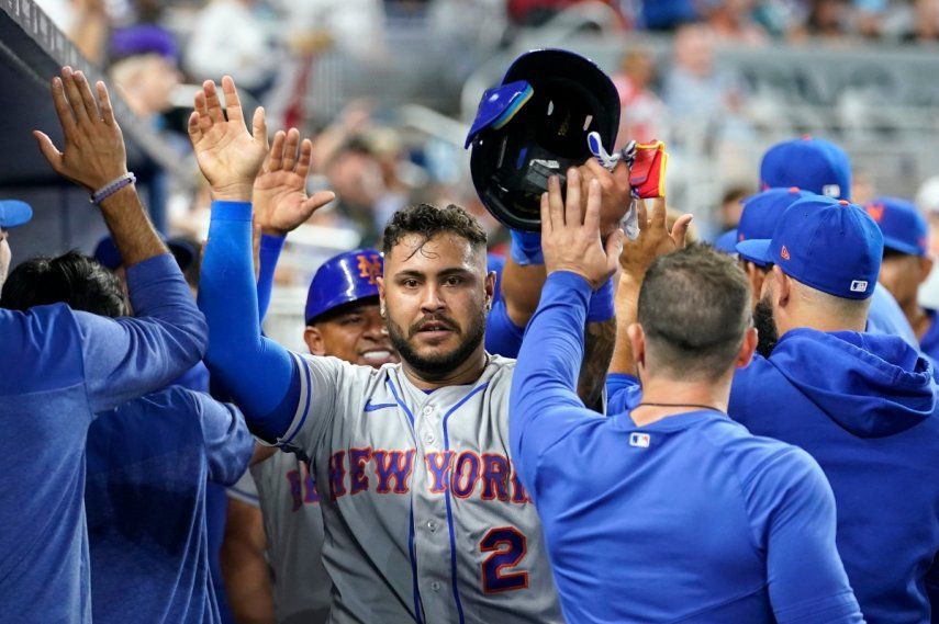 El venezolano Omar Narvéz, de los Mets de Nueva York, festeja en el dugout luego de anotar en un doble de Brandon Nimmo ante los Marlins de Miami, el jueves 30 de marzo de 2023&nbsp;